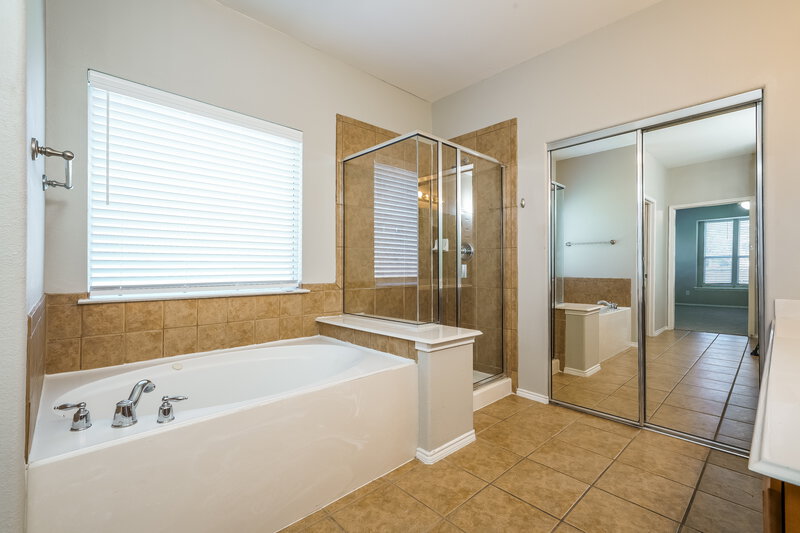 3,265/Mo, 925 Trailwood Dr Desoto, TX 75115 Bathroom View
