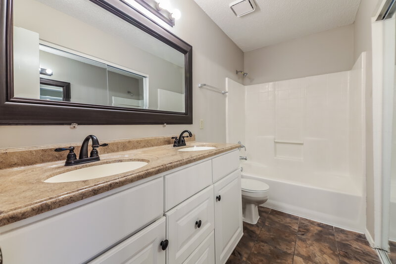 1,995/Mo, 2524 Park Valley Dr Mesquite, TX 75181 Main Bathroom View