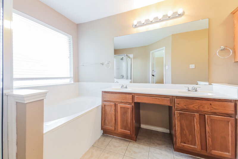 2,220/Mo, 1626 Redwood Dr Corinth, TX 76210 Main Bathroom View