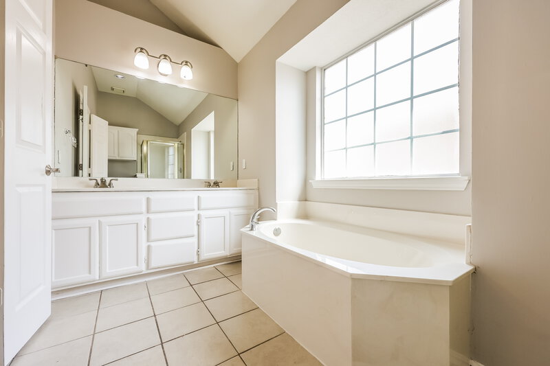 2,485/Mo, 3011 Renaissance Dr Dallas, TX 75287 Main Bathroom View