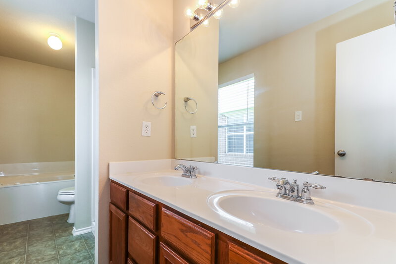 1,800/Mo, 224 Allenwood Dr Fort Worth, TX 76134 Master Bathroom View