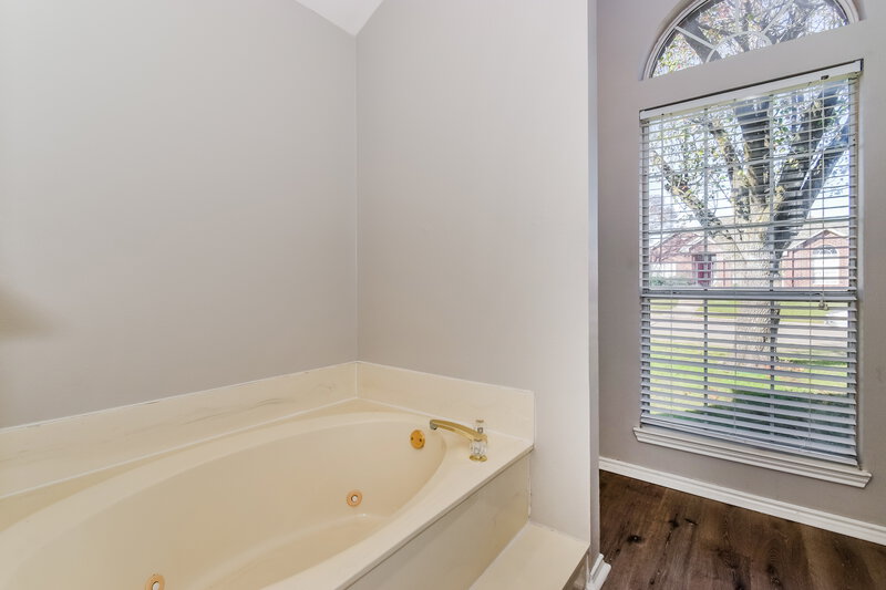 3,070/Mo, 3506 Locust St Rowlett, TX 75089 Main Bathroom View 2