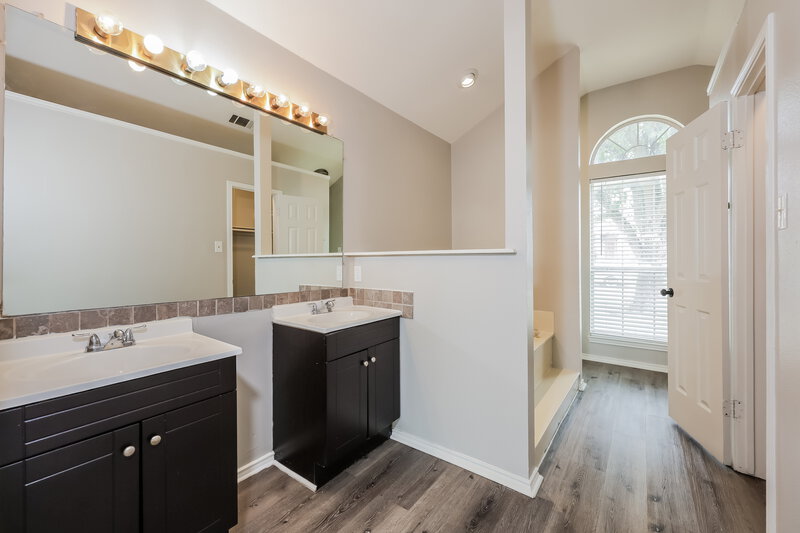 2,270/Mo, 3506 Locust St Rowlett, TX 75089 Main Bathroom View