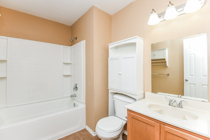 1,550/Mo, 9016 Old Clydesdale Dr Fort Worth, TX 76123 Bathroom View