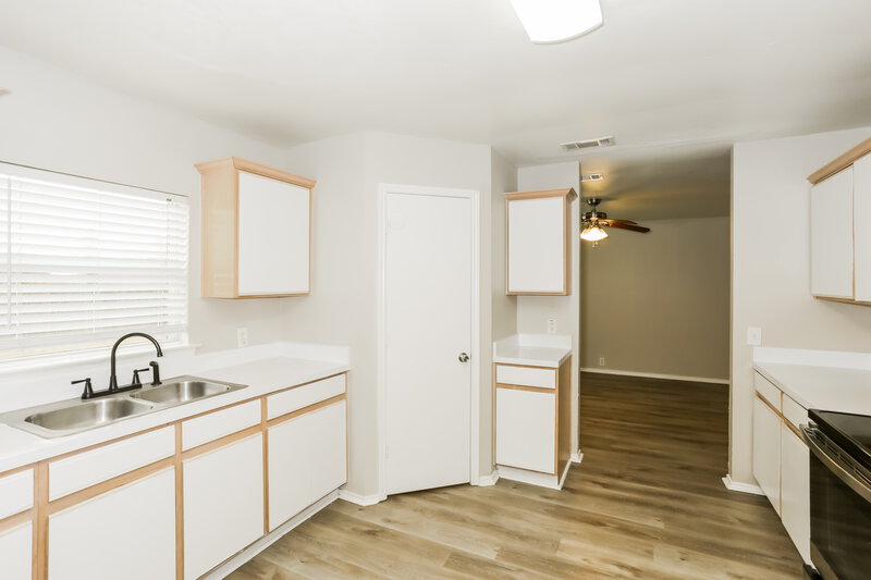2,260/Mo, 231 Tulane Dr Glenn Heights, TX 75154 Kitchen View 2