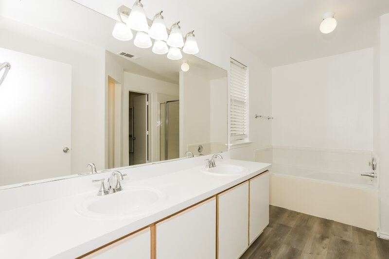 2,260/Mo, 231 Tulane Dr Glenn Heights, TX 75154 Main Bathroom View