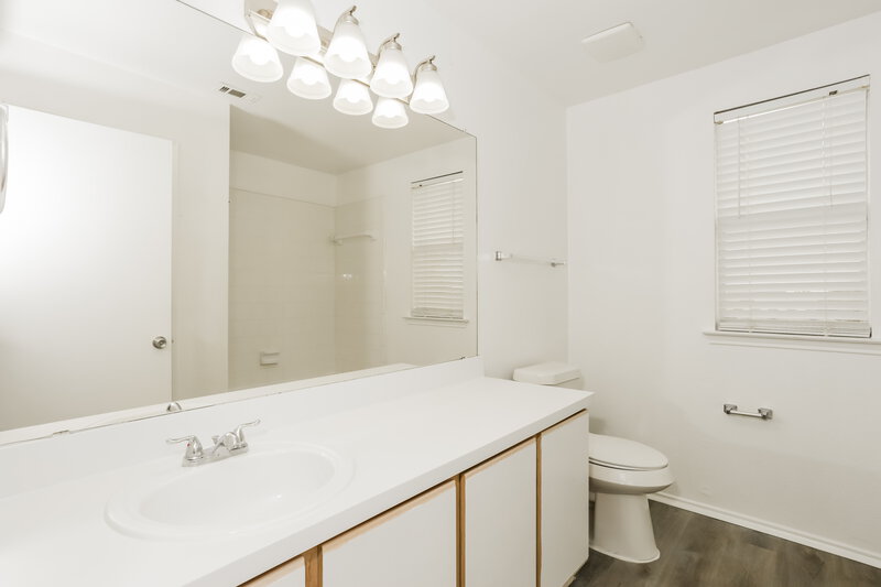 2,260/Mo, 231 Tulane Dr Glenn Heights, TX 75154 Bathroom View