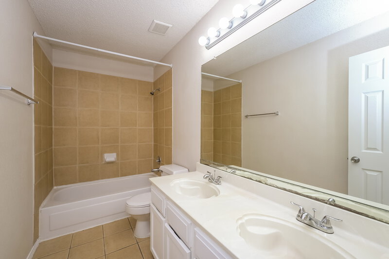 2,350/Mo, 4417 Sierra Dr Grand Prairie, TX 75052 Main Bathroom View