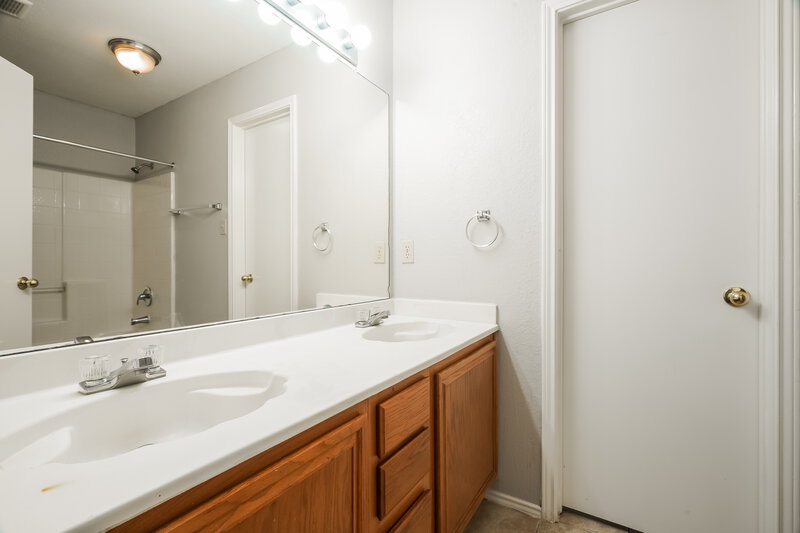 1,795/Mo, 3612 Garden Springs Dr Fort Worth, TX 76123 Main Bathroom View