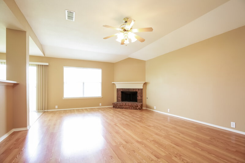 1,840/Mo, 1020 Beechwood Dr Denton, TX 76210 Living Room View