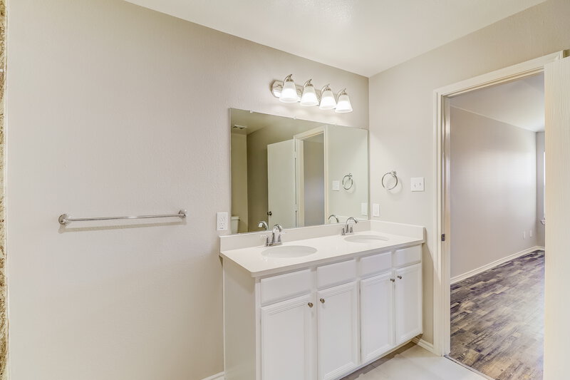 2,645/Mo, 742 Mulberry Ct Red Oak, TX 75154 Main Bathroom View 2