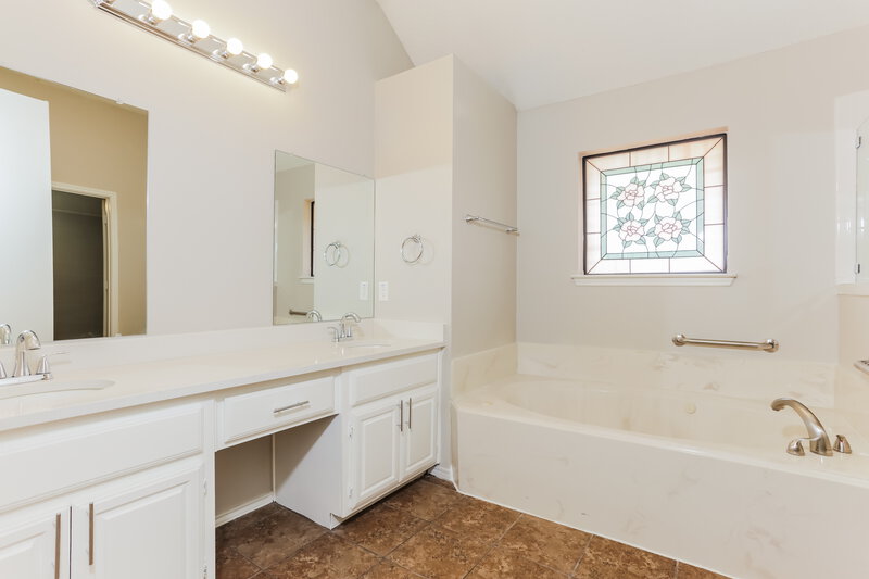 2,195/Mo, 1619 Allen Dr Cedar Hill, TX 75104 Main Bathroom View