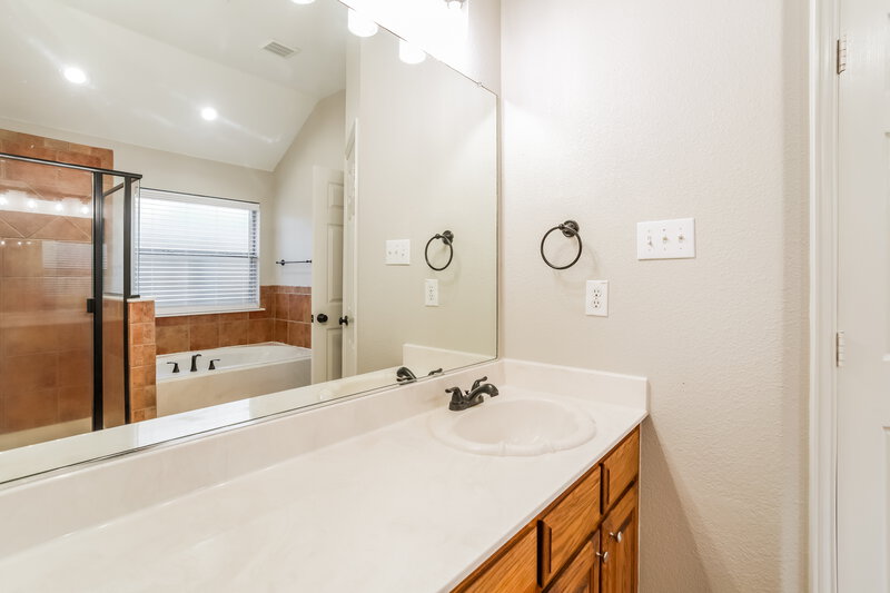 2,145/Mo, 1010 Porter Pl Sanger, TX 76266 Main Bathroom View