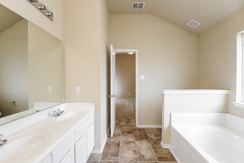 3,000/Mo, 1005 Ridge Top Dr Burleson, TX 76028 Master Bathroom View