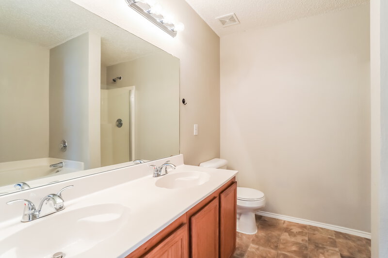 1,790/Mo, 541 Magdalen Ave Crowley, TX 76036 Main Bathroom View 2