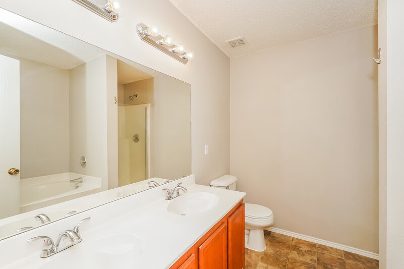 1,815/Mo, 541 Magdalen Ave Crowley, TX 76036 Main Bathroom View