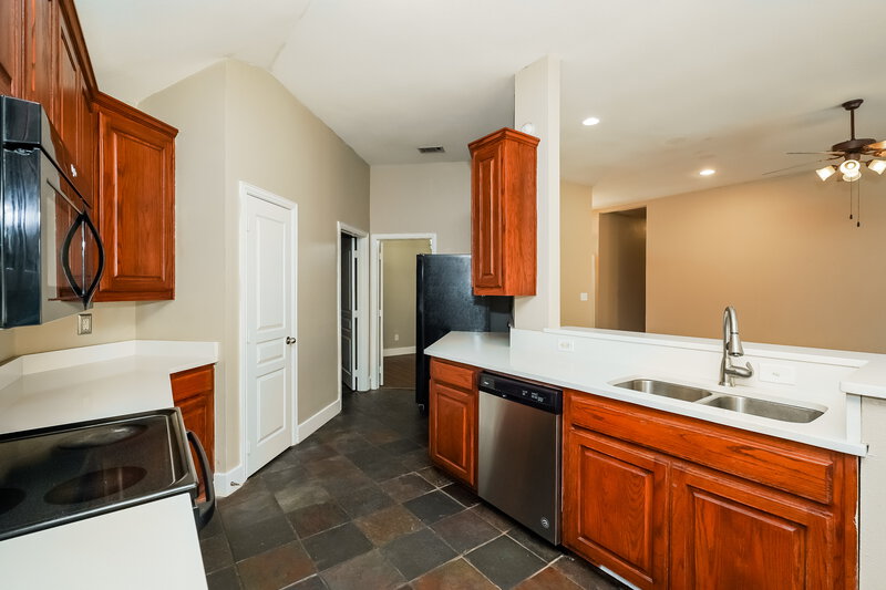 2,040/Mo, 915 Joshua Dr Burleson, TX 76028 Kitchen View 2