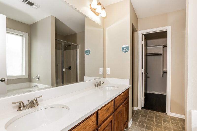 2,205/Mo, 915 Joshua Dr Burleson, TX 76028 Main Bathroom View