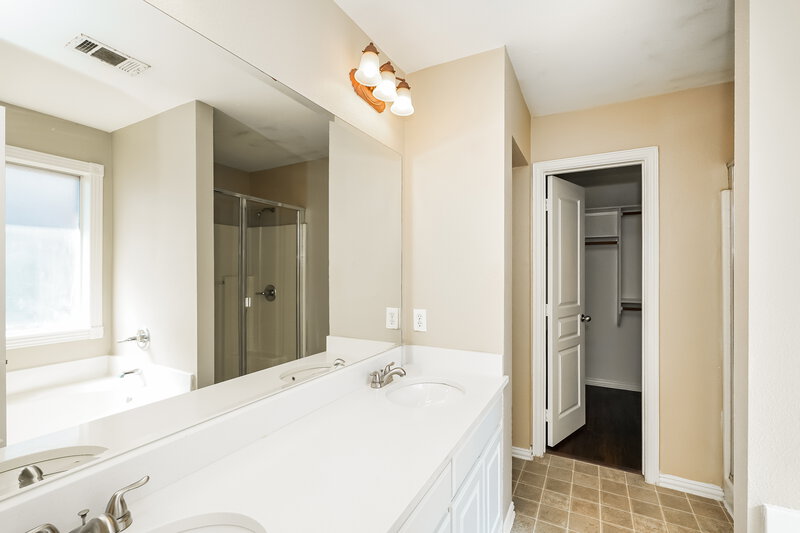 2,040/Mo, 915 Joshua Dr Burleson, TX 76028 Main Bathroom View