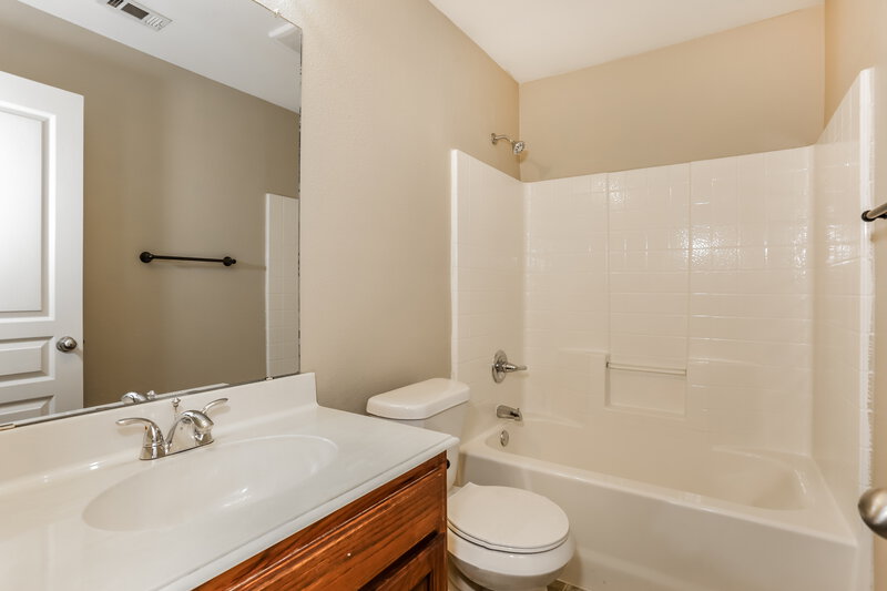 2,205/Mo, 915 Joshua Dr Burleson, TX 76028 Bathroom View