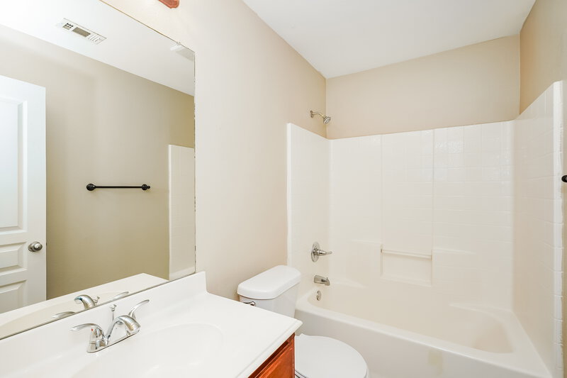 2,040/Mo, 915 Joshua Dr Burleson, TX 76028 Bathroom View