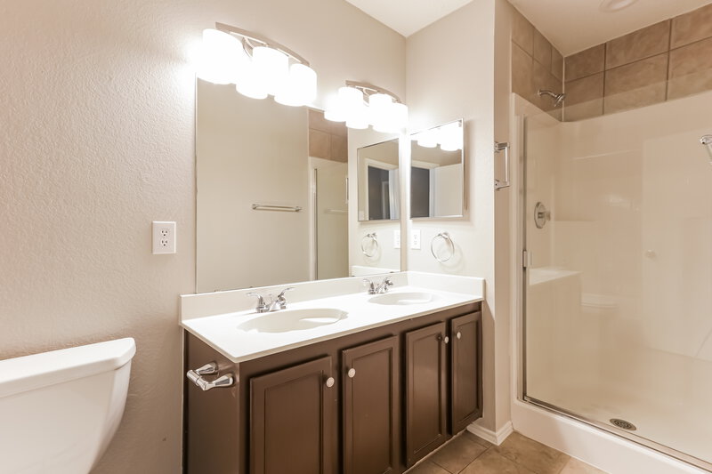 2,075/Mo, 1981 Lariat Dr Justin, TX 76247 Main Bathroom View