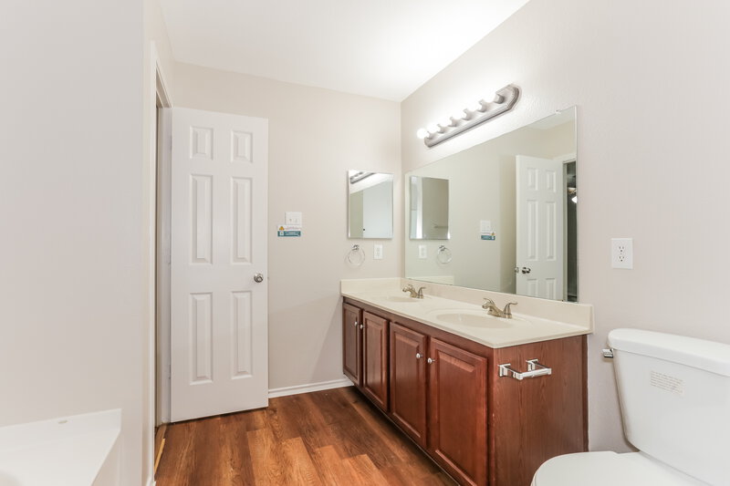 2,165/Mo, 7656 Indigo Ridge Dr Fort Worth, TX 76131 Main Bathroom View