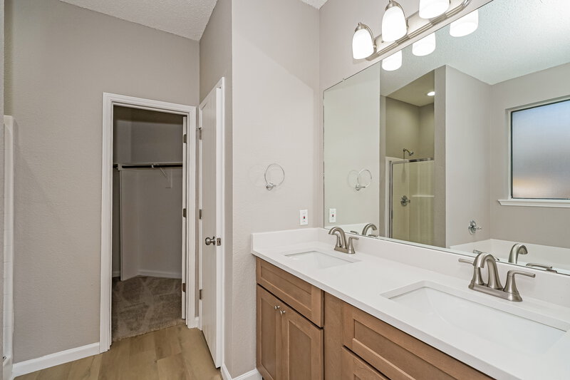 1,995/Mo, 6332 Downeast Dr Fort Worth, TX 76179 Main Bathroom View