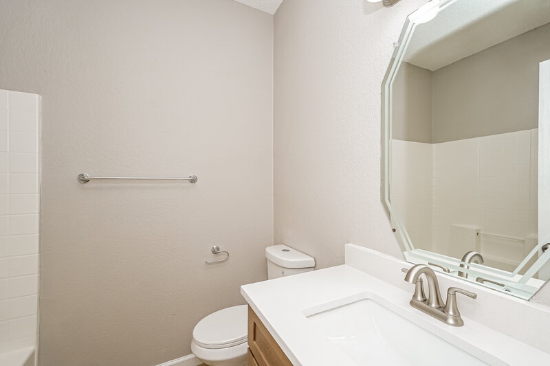 1,995/Mo, 6332 Downeast Dr Fort Worth, TX 76179 Bathroom View