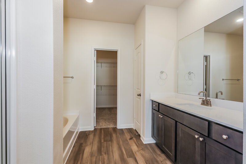 3,340/Mo, 9504 Aventura Dr Fort Worth, TX 76140 Main Bathroom View