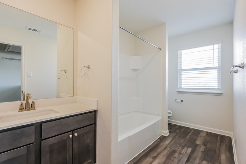 3,340/Mo, 9504 Aventura Dr Fort Worth, TX 76140 Main Bathroom View 2