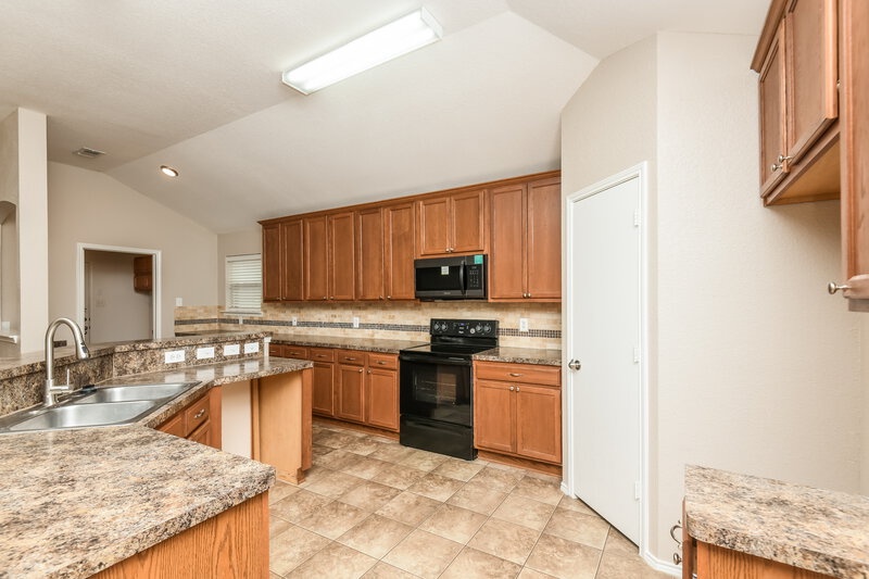 2,245/Mo, 424 Iron Ore Trl Fort Worth, TX 76131 Kitchen View 2