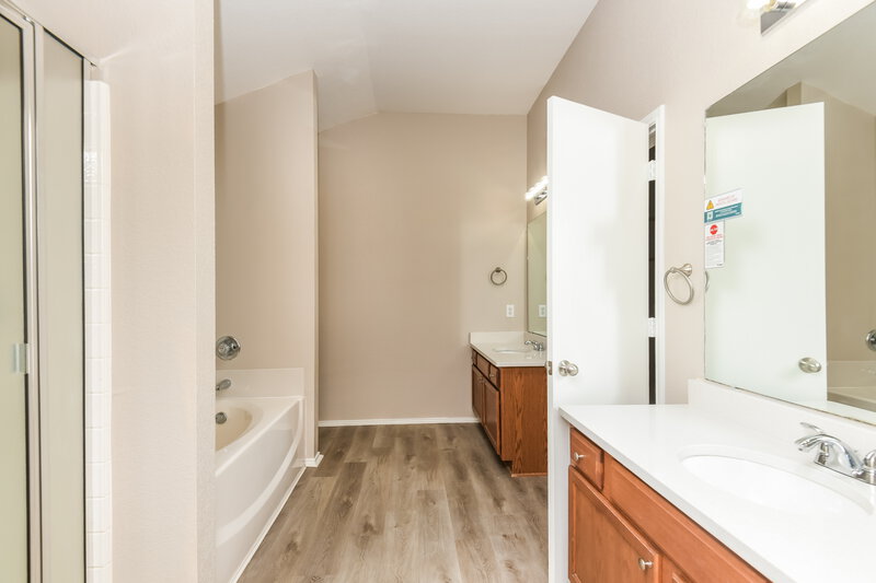 2,245/Mo, 424 Iron Ore Trl Fort Worth, TX 76131 Main Bathroom View