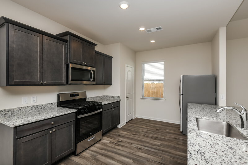 2,140/Mo, 9612 Teton Vista Dr Fort Worth, TX 76140 Kitchen View 2