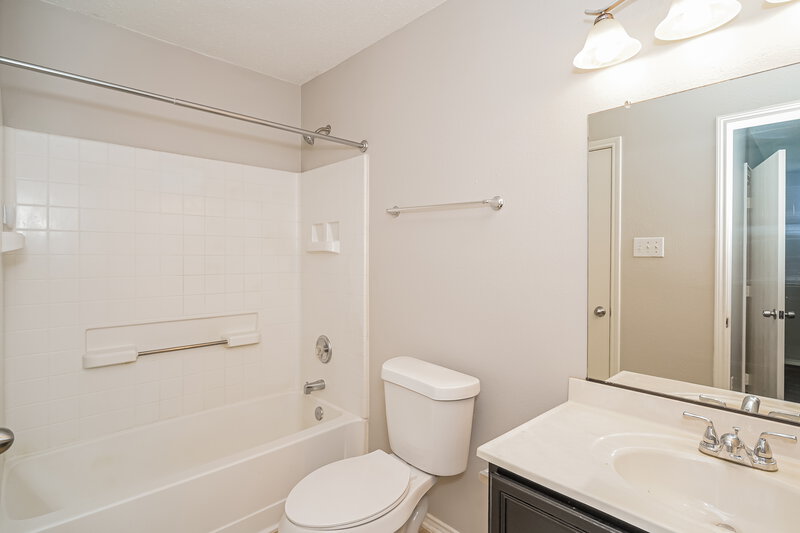 1,485/Mo, 105 Teal Rd Sanger, TX 76266 Main Bathroom View