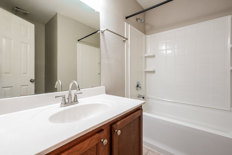 1,950/Mo, 12921 Pricklybranch Dr Fort Worth, TX 76244 Bathroom View