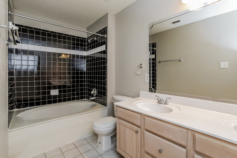 2,400/Mo, 2603 Goliad Ct Corinth, TX 76210 Main Bathroom View