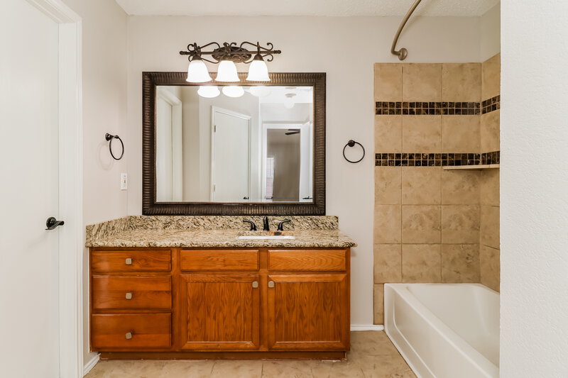 2,620/Mo, 4309 Falcon Perch Cir Arlington, TX 76001 Main Bathroom View