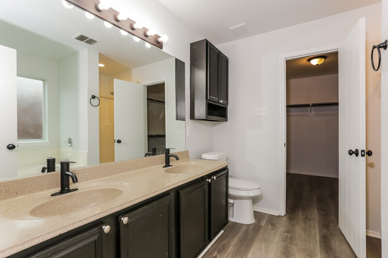 2,365/Mo, 9937 Osprey Dr Fort Worth, TX 76108 Main Bathroom View