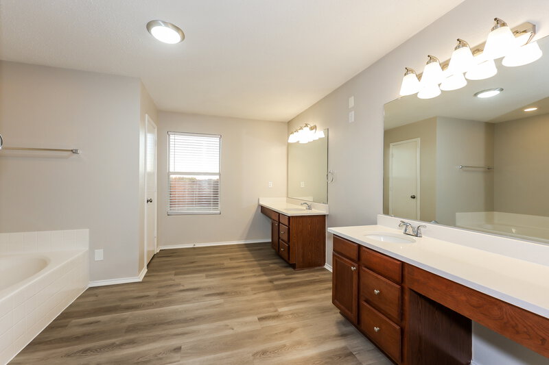 2,410/Mo, 807 Dove Meadows Dr Arlington, TX 76002 Main Bathroom View