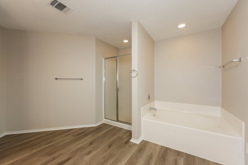 2,410/Mo, 807 Dove Meadows Dr Arlington, TX 76002 Main Bathroom View 2