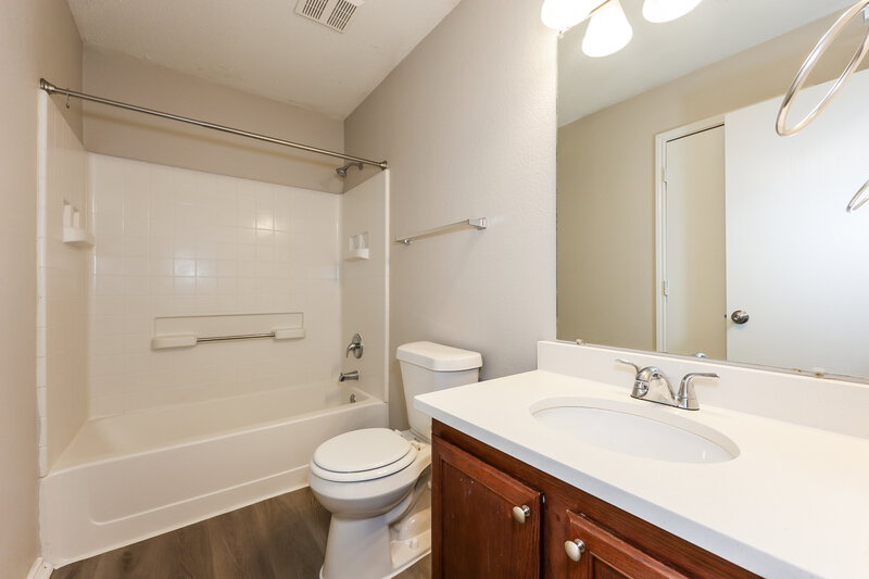 2,410/Mo, 807 Dove Meadows Dr Arlington, TX 76002 Bathroom View