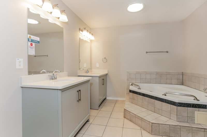 2,410/Mo, 8132 Fox Chase Dr Fort Worth, TX 76137 Main Bathroom View