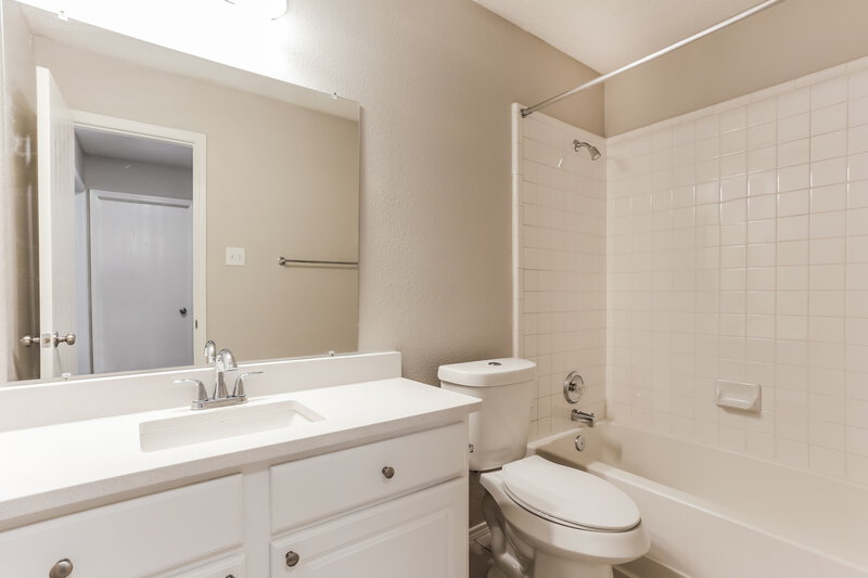 2,410/Mo, 8132 Fox Chase Dr Fort Worth, TX 76137 Bathroom View