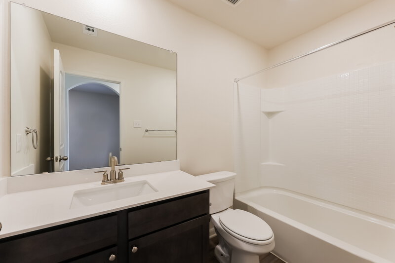 2,300/Mo, 9604 Teton Vista Dr Fort Worth, TX 76140 Bathroom View