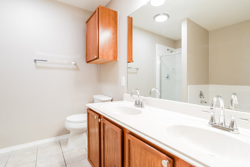 2,455/Mo, 217 Hilltop Dr Justin, TX 76247 Main Bathroom View