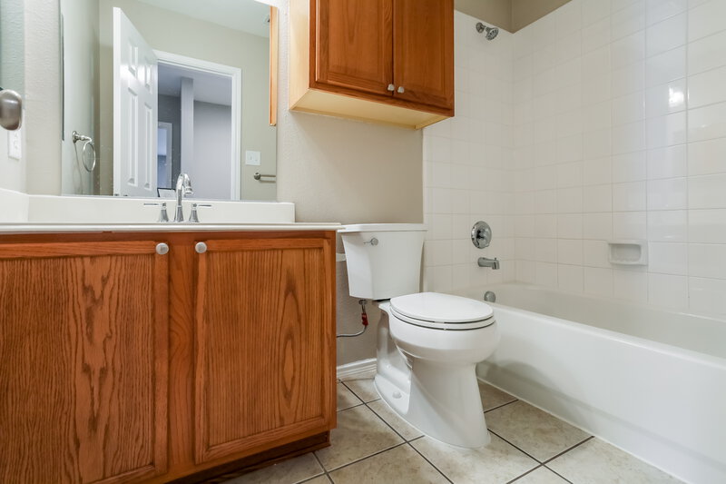 2,455/Mo, 217 Hilltop Dr Justin, TX 76247 Bathroom View