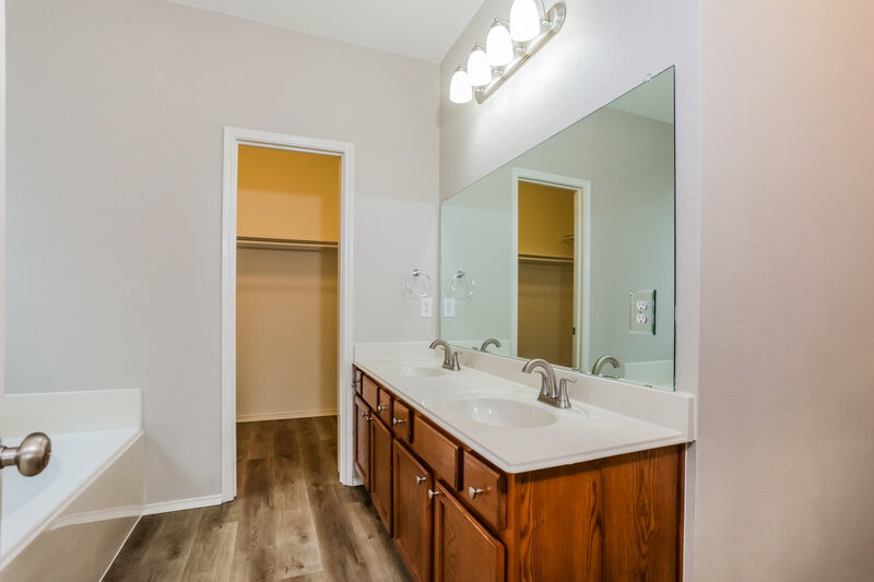 2,395/Mo, 10509 Lipan Trl Fort Worth, TX 76108 Main Bathroom View
