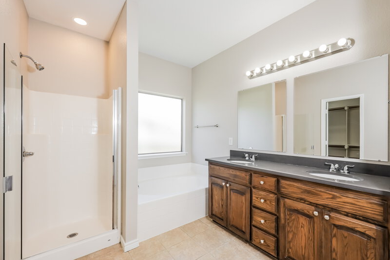 2,300/Mo, 805 San Felipe Trl Haslet, TX 76052 Main Bathroom View