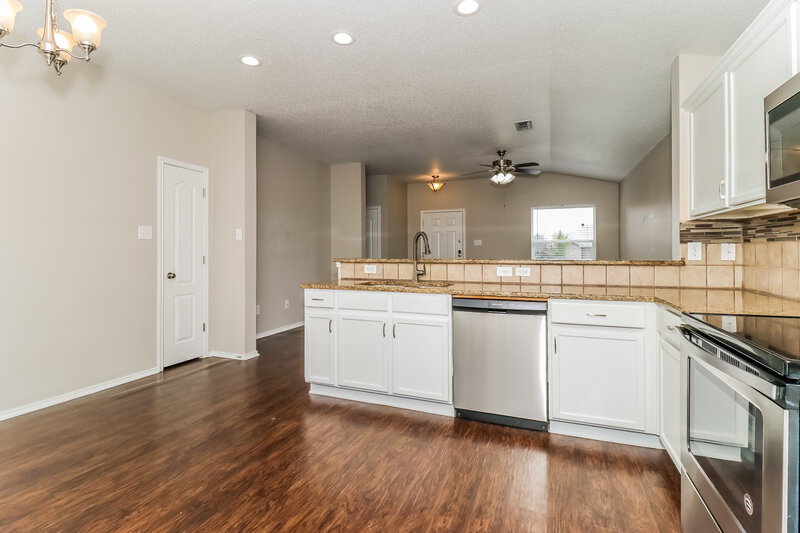 1,770/Mo, 2528 Buffalo Run Burleson, TX 76028 Kitchen View 2